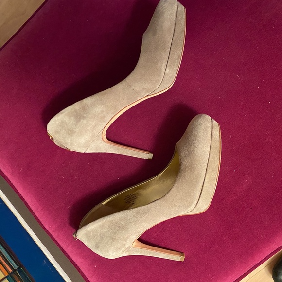 Classic Joan and David Genuine Suede Pumps with Zipper Back - Beige & Gold - 9M - Picture 13 of 14